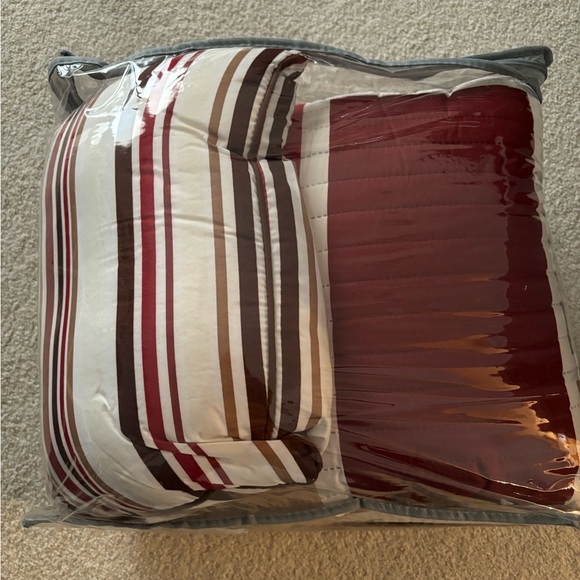 New 7 piece quilt set - Picture 2 of 3